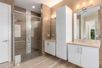 large ensuite bathroom